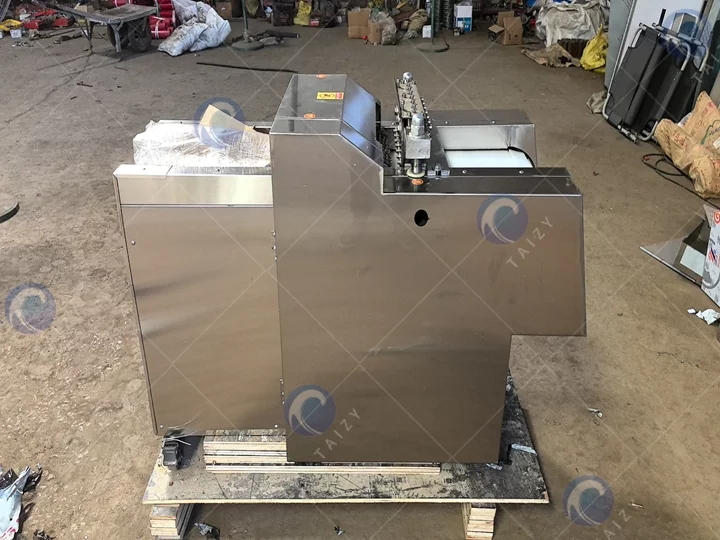 चिकन काटने की मशीन