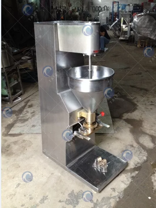 Automatic meatball forming machine